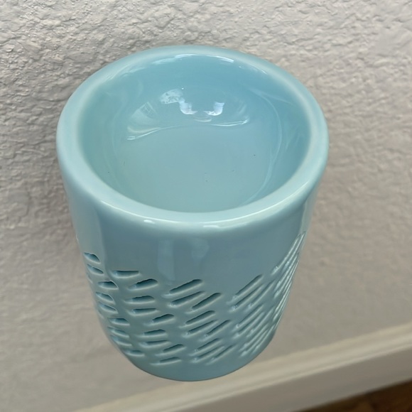 NWT Bluzen Ceramic Plug-In Essential Oil Diffuser in lovely powder blue + oil - Picture 3 of 11